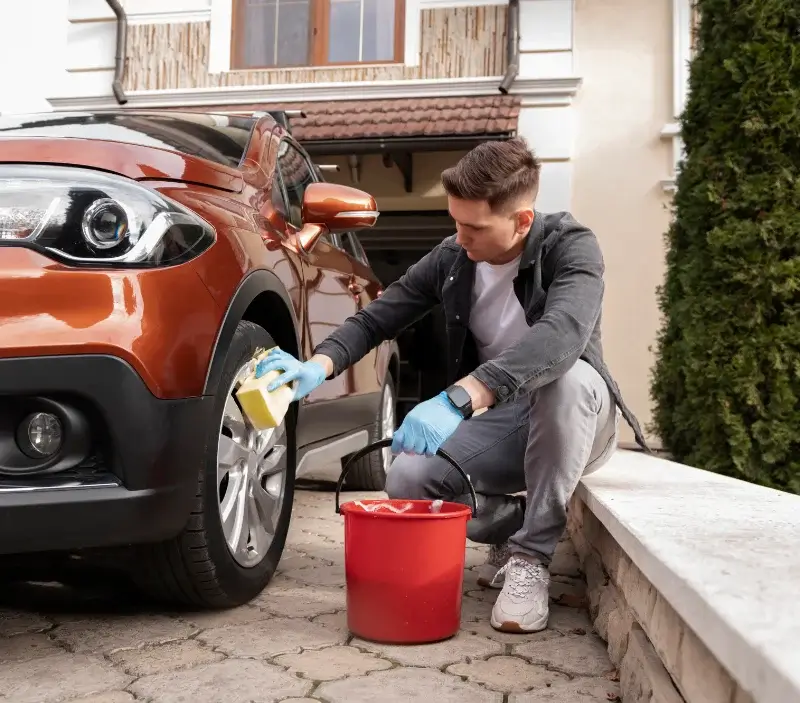 Lavage auto à domicile Bonnefoi : professionnel intervenant sur un véhicule